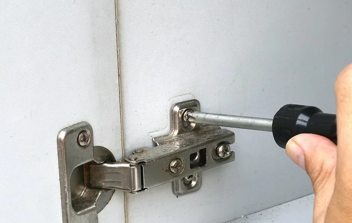 Mở khóa bằng cách tháo bản lề cửa